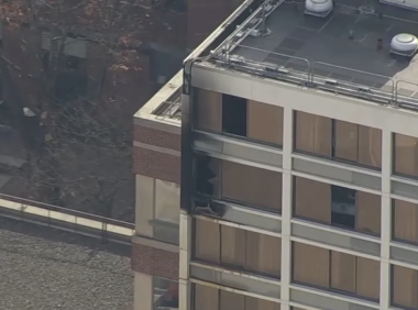 费城大学城喜来登酒店19楼突发火灾,现场浓烟滚滚